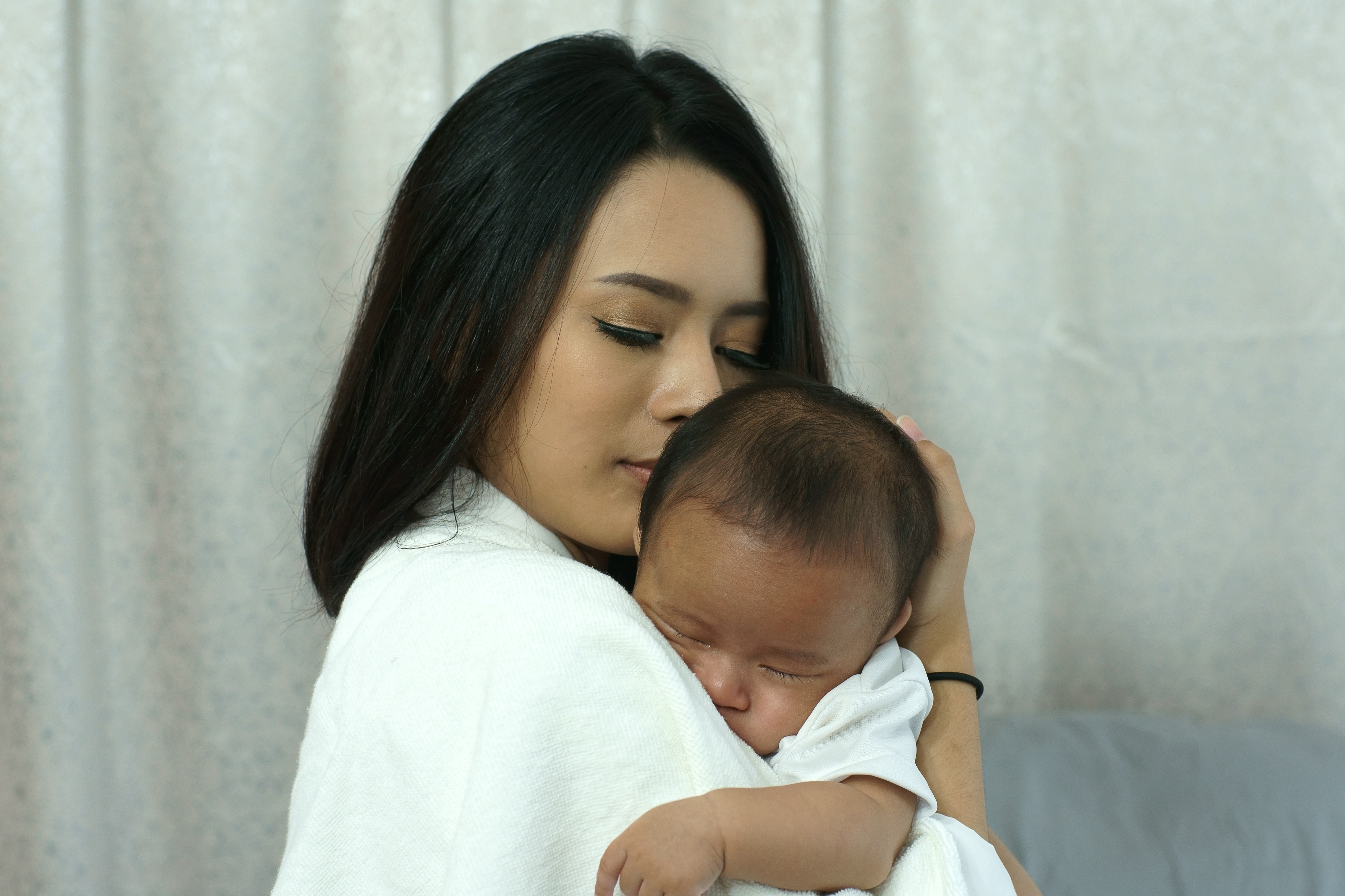 bayi sering digendong, mitos bau tangan bayi, manfaat menggendong bayi, gendong bayi tidak bikin manja, hubungan emosional bayi, Bunda, si Kecil